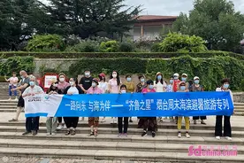 首班滨海避暑旅游专列抵烟 230余名游客到仙境避暑纳凉图片