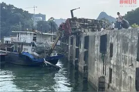 两辆吊机被一艘船拖入水中！柳州鹧鸪江一码头，司机惊险逃生图片