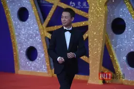 花开江城，半个娱乐圈都来了：“百亿票房先生”踢正步，“黑天鹅”与“粉色芭比”孰美？图片