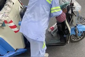 凌晨4点上岗，一天喝掉6升水……他们用汗水换来大街小巷的清爽图片