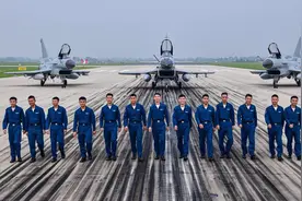 空军首批歼-10飞行学员获三代机战斗员资格，奔赴一线部队图片