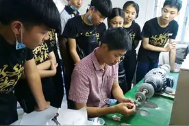 变“废”为宝！他们用贝壳雕琢出斑斓画卷图片