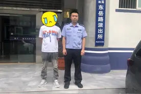 十堰男子开车时看了眼油表发现不对劲，立刻报警图片