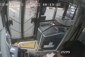 惊险！济南一市民骑车突然摔倒在公交车旁，司机紧急制动躲避图片