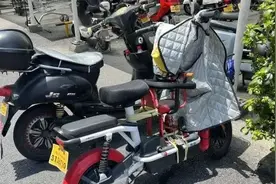 街头一幕：电动车这样装儿童座椅，安全吗？图片