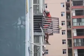 惊险！空调安装师高空作业突发意外，被困18楼外墙！消防紧急营救图片