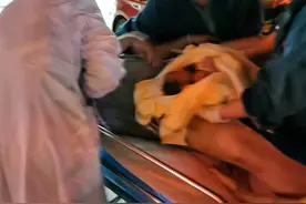 二胎妈妈突然分娩，“心急”宝宝在车上出生图片