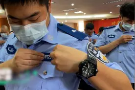 换新衣、戴新证，上海奉贤公安举行辅警“授证换标”上岗仪式视频封面