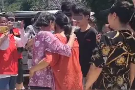 聋哑女子失踪27年，如今带着大学生儿子与家人团聚图片