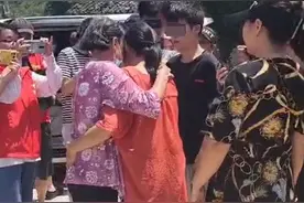 聋哑女子失踪27年，如今带着大学生儿子与家人团聚图片