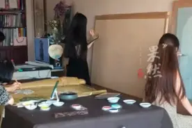 一家四口“沉浸式”作画，父母是退休美术老师姐妹俩是美术研究生图片