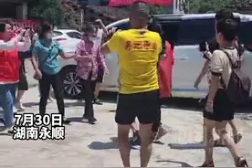 聋哑女子失踪27年，如今带着大学生儿子与家人团聚图片