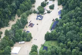 航拍美国肯塔基州洪水重灾区 水位淹至屋顶图片