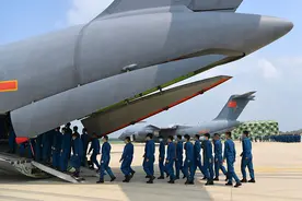 空军首次使用运-20集中运送新录取飞行学员入校报到图片