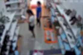 蒙面女子进店试新鞋骑电动车逃走，店主：人已经抓住，希望大家引以为戒视频封面