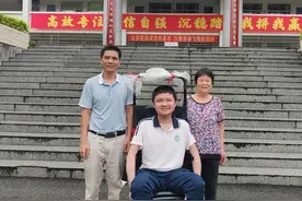 坐轮椅的罕见病男孩被广州大学录取，父亲盼望能陪读图片