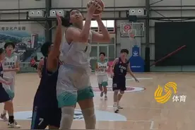 降维打击！全国U15女子篮球联赛，山东队张子宇2米26称霸篮下图片