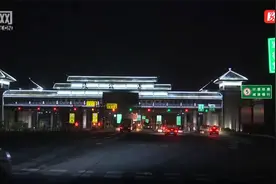 家庭自驾出游 超员儿童竟蹲坐后备箱图片