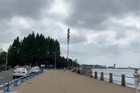 果然视频｜被海浪卷走怎么自救？台风季注意什么？听专业人士建议图片