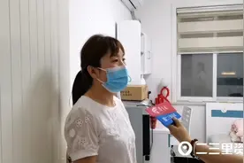 新装空调挂机夜晚突然掉落，小里帮忙现场双方达成一致图片
