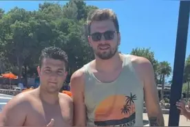 独行侠记者转发东契奇近照：让那个家伙吃点汉堡吧图片