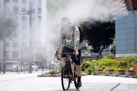 持续晴热 日本东京街头喷水雾为行人降温图片