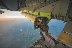 穿云破雾！空降兵某部“雷神”突击队训练影像图片