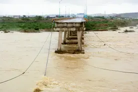 巴基斯坦一军用直升机参与救灾时失联图片