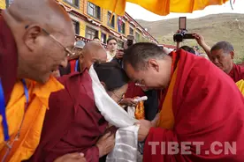 班禅前往桑顶寺礼佛讲经图片