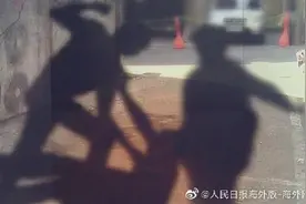 驻韩美军又闹事！挥拳暴打韩国警察 还吐口水图片