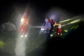 男子为拍星轨照深夜登山迷路被困断崖 警民连夜搜山救援图片