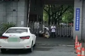 突然停电！今早杭州一学校，驾考学员排起长队，发电车赶来现场图片