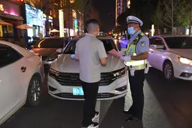 违停车辆10分钟内不驶离当场拖走，郑州交警整治农科路酒吧街交通乱象图片