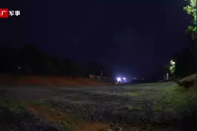 陆军第75集团军某旅开展负重25公斤长途拉练活动