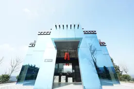 四川雅安这座山上有一处“网红热气球厕所”图片