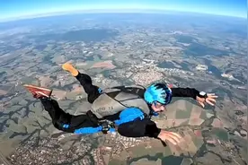 跳伞运动员在巴西上空失控后撞上屋顶，不幸身亡图片