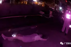 南宁一女子凌晨下出租车后倒地不醒，司机：在车上一直哭......图片