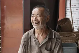 四川版“二舅”：儿子患病后变哑巴 一家三口智力残疾 依然不希望被贴上“苦难”标签图片