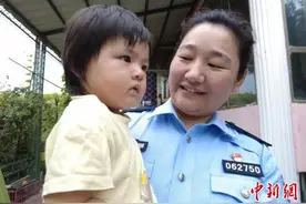 新疆伊宁县女警探亲途中勇救落水游客图片