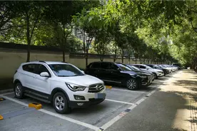 缓解停车难，这里新建了一个停车场图片