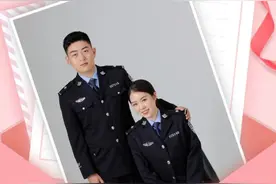 有一种浪漫，是穿一辈子的“情侣装”图片