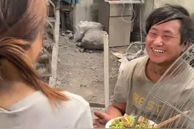 贵州90后夫妻打工视频走红：不管怎么苦，都要靠双手抚养四个小孩图片