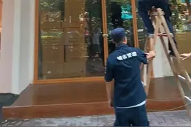 江西上饶一商家菜单招牌被城管拆除，城管局：文件统一规定图片
