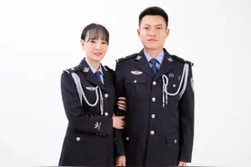 云南保山：双警夫妻“隔空相拥”诉爱意图片