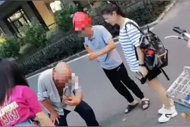 浙江一父亲拍陌生女孩假肢鼓励截肢儿子，女孩：这也是对我的肯定图片