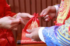 别具一格的浪漫！四川泸州纳溪区为“七夕”领证新人送上手写婚书图片