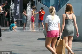 美媒：穿短裤，欧美掀起“幼稚和率真”讨论图片