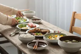 一天三顿饭，有人吃出长寿，有人吃出一身病！10个错误的饮食习惯你踩雷了吗？图片