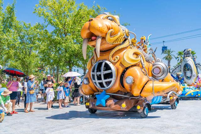 机甲战士巡游、奥特曼变身、美人鱼表演，沪上主题乐园带来暑期游玩新体验