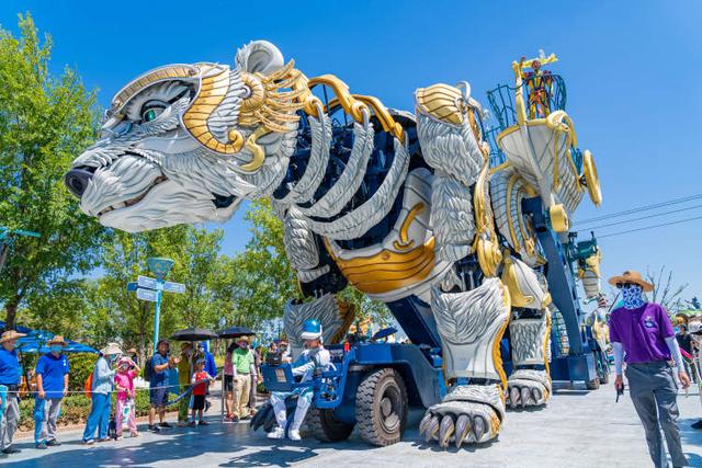 机甲战士巡游、奥特曼变身、美人鱼表演，沪上主题乐园带来暑期游玩新体验